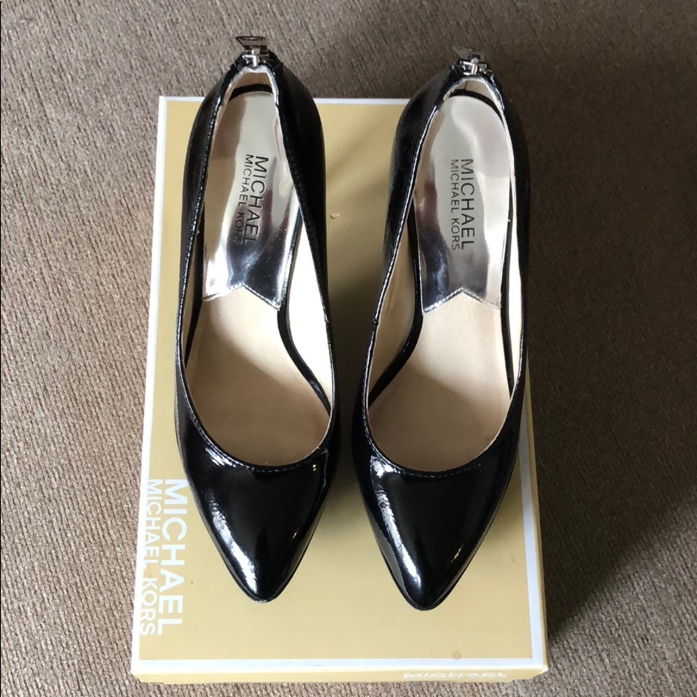 Michael Kors Black patent leather pump